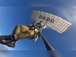 DRDO ने स्वदेशी रूप से विकसित सैन्य लड़ाकू पैराशूट प्रणाली का 32,000 फीट की ऊंचाई पर सफल परीक्षण किया DRDO ने स्वदेशी रूप से विकसित सैन्य लड़ाकू पैराशूट प्रणाली का 32,000 फीट की ऊंचाई पर सफल परीक्षण किया