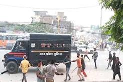 Video: UP Villagers Throw Stones At Police Van, Shatter Windows, Injure Cops Video: UP Villagers Throw Stones At Police Van, Shatter Windows, Injure Cops