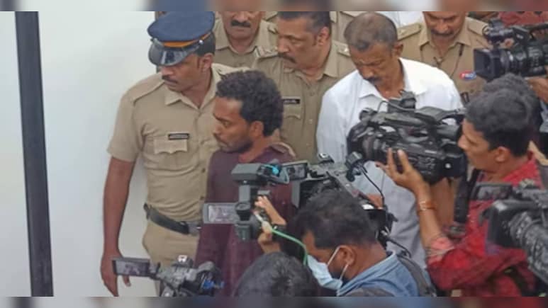 केरल: बेवफाई के शक में की पत्नी की हत्या, आरोपी पति गिरफ्तार केरल: बेवफाई के शक में की पत्नी की हत्या, आरोपी पति गिरफ्तार