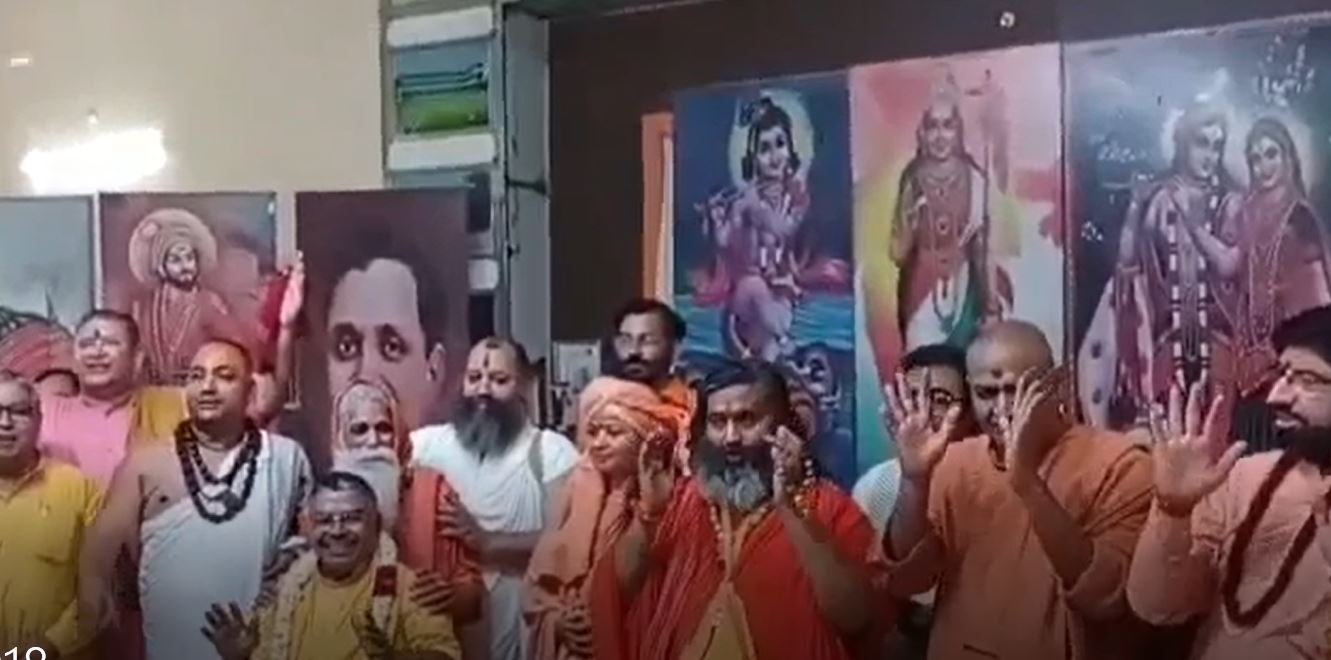 मथुरा के संतों ने दुकानों पर मुस्लिमों से आई लव यू मोहम्मद का पोस्टर लगाने की कर दी मांग, जानें इसकी वजह