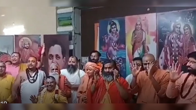 मथुरा में संतों ने दुकानों पर मुस्लिमों से आई लव यू मोहम्मद का पोस्टर लगाने की मांग की, जानें इसकी वजह