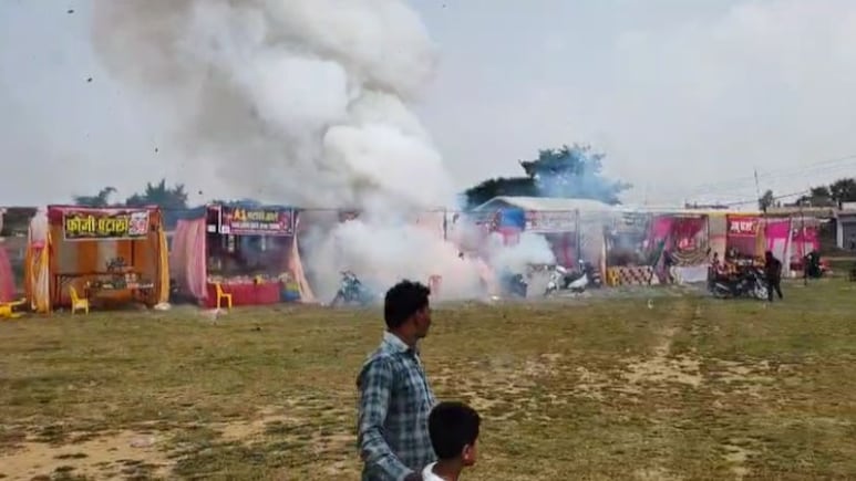 बिकने से पहले फूटे पटाखे, मैहर में पटाखा दुकान में लगी आग, तीन दुकानें जलकर राख बिकने से पहले फूटे पटाखे, मैहर में पटाखा दुकान में लगी आग, तीन दुकानें जलकर राख