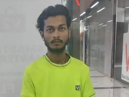 छोटे भाई ने नहीं उठाया कॉल, बड़े जब घर गया तो मच गया कोहराम, पंखे से लटका मिला शव  छोटे भाई ने नहीं उठाया कॉल, बड़े जब घर गया तो मच गया कोहराम, पंखे से लटका मिला शव