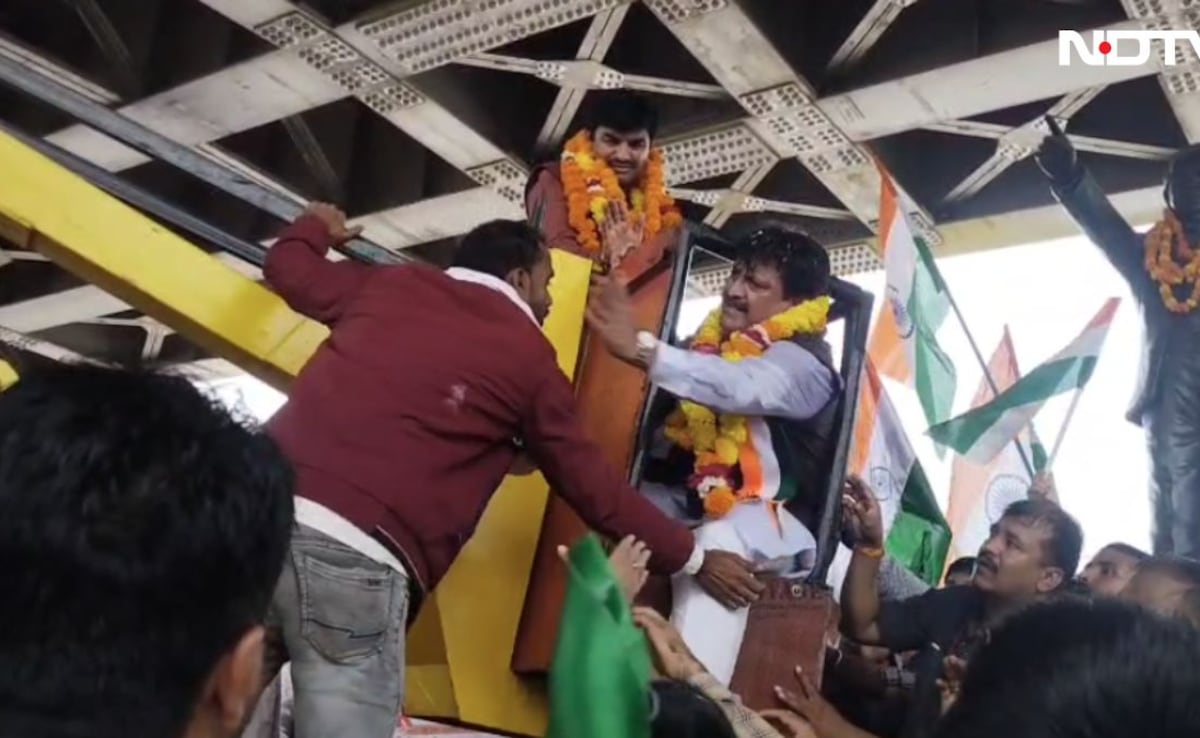 BJP MP Slaps Crane Operator During Statue Garlanding Event