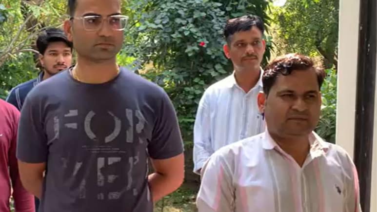 ACB Action: नगर परिषद का आयुक्त व फायर ऑफिसर 2.50 लाख की रिश्वत लेते गिरफ्तार, कोटा ACB ने की कार्रवाई ACB Action: नगर परिषद का आयुक्त व फायर ऑफिसर 2.50 लाख की रिश्वत लेते गिरफ्तार, कोटा ACB ने की कार्रवाई
