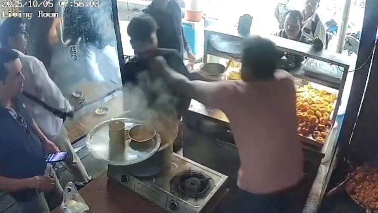 Kalyan Crime News: इडली-वडा देण्यास उशीर, गुंडाची दुकानदाराला मारहाण, VIDEO Kalyan Crime News: इडली-वडा देण्यास उशीर, गुंडाची दुकानदाराला मारहाण, VIDEO