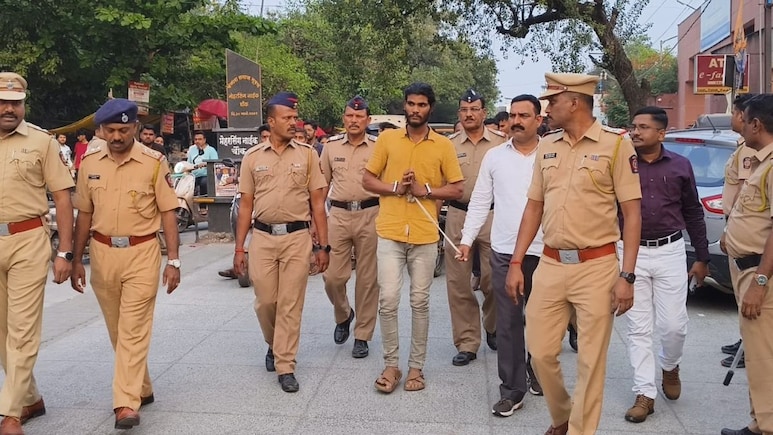Chhatrapati Sambhajinagar: मैत्रिणीवरून वाद, मित्राचा गळा चिरला! आरोपीला पोलिसांनी शिकवला 'असा' धडा Chhatrapati Sambhajinagar: मैत्रिणीवरून वाद, मित्राचा गळा चिरला! आरोपीला पोलिसांनी शिकवला 'असा' धडा