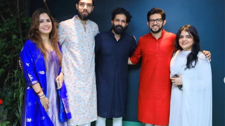 Thackeray Family Photo: ठाकरे घराण्याच्या वारसदारांनी दिली 'एकजुटी'ची साक्ष, फोटोची तुफान चर्चा... Thackeray Family Photo: ठाकरे घराण्याच्या वारसदारांनी दिली 'एकजुटी'ची साक्ष, फोटोची तुफान चर्चा...