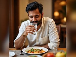 खाने के तुरंत बाद पानी पीने से क्या होता है? जानकर रह जाएंगे हैरान, बदल लें ये आदत खाने के तुरंत बाद पानी पीने से क्या होता है? जानकर रह जाएंगे हैरान, बदल लें ये आदत