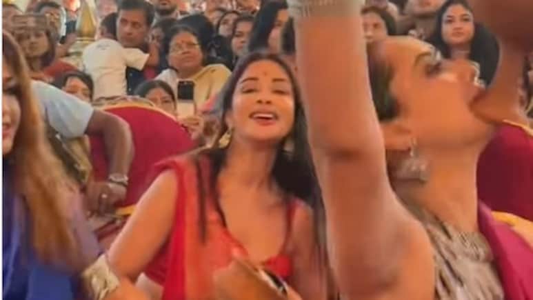 लाल साड़ी, लाल-लाल चूड़ियां...मां दुर्गा के पंडाल में धुनुची डांस करती दिखीं नायरा बनर्जी, फैन्स कर रहे तारीफ