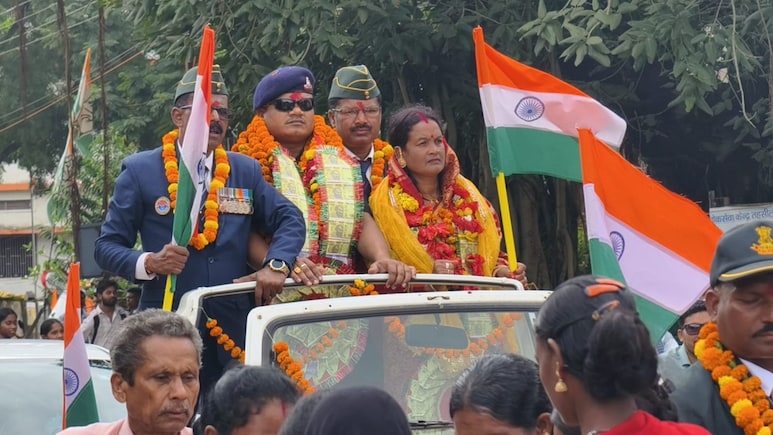 24 साल सेना में सेवा देकर अपने गांव लौटे हवलदार, नारायणपुर ने दिया नायक सा सम्मान 24 साल सेना में सेवा देकर अपने गांव लौटे हवलदार, नारायणपुर ने दिया नायक सा सम्मान