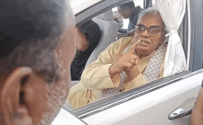 Rajasthan: गांव का निरीक्षण करने पहुंचे मदन दिलावर, लोग बोले- '5 साल से सफाई नहीं', अधिकारी का जवाब सुन आग बबूला हुए मंंत्री