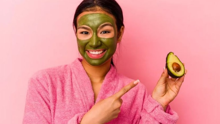Avocado Hair Mask: चाहिए सॉफ्ट, ग्लोइंग और बेदाग त्वचा? आज से ही ट्राई करें ये एवॉकाडो फेस मास्क