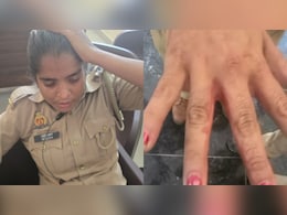 लखनऊ में थाने के बाहर ही भीड़ ने किया पुलिसकर्मियों पर हमला, पढ़ें क्या है पूरा मामला लखनऊ में थाने के बाहर ही भीड़ ने किया पुलिसकर्मियों पर हमला, पढ़ें क्या है पूरा मामला