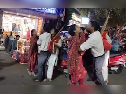 सड़क पर हाईवोल्टेज ड्रामा: पत्नी छोड़ करवा चौथ पर गर्लफ्रेंड को करा रहा था शॉपिंग, जब बीवी ने पकड़ा तब... सड़क पर हाईवोल्टेज ड्रामा: पत्नी छोड़ करवा चौथ पर गर्लफ्रेंड को करा रहा था शॉपिंग, जब बीवी ने पकड़ा तब...