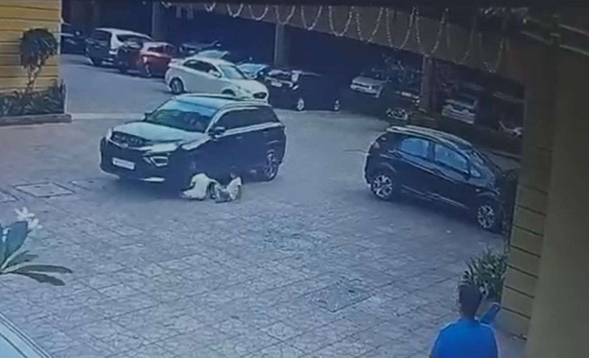 सोसायटी में खेल रहा था 7 साल का बच्चा, कार ने कुचल दिया, VIDEO आया सामने