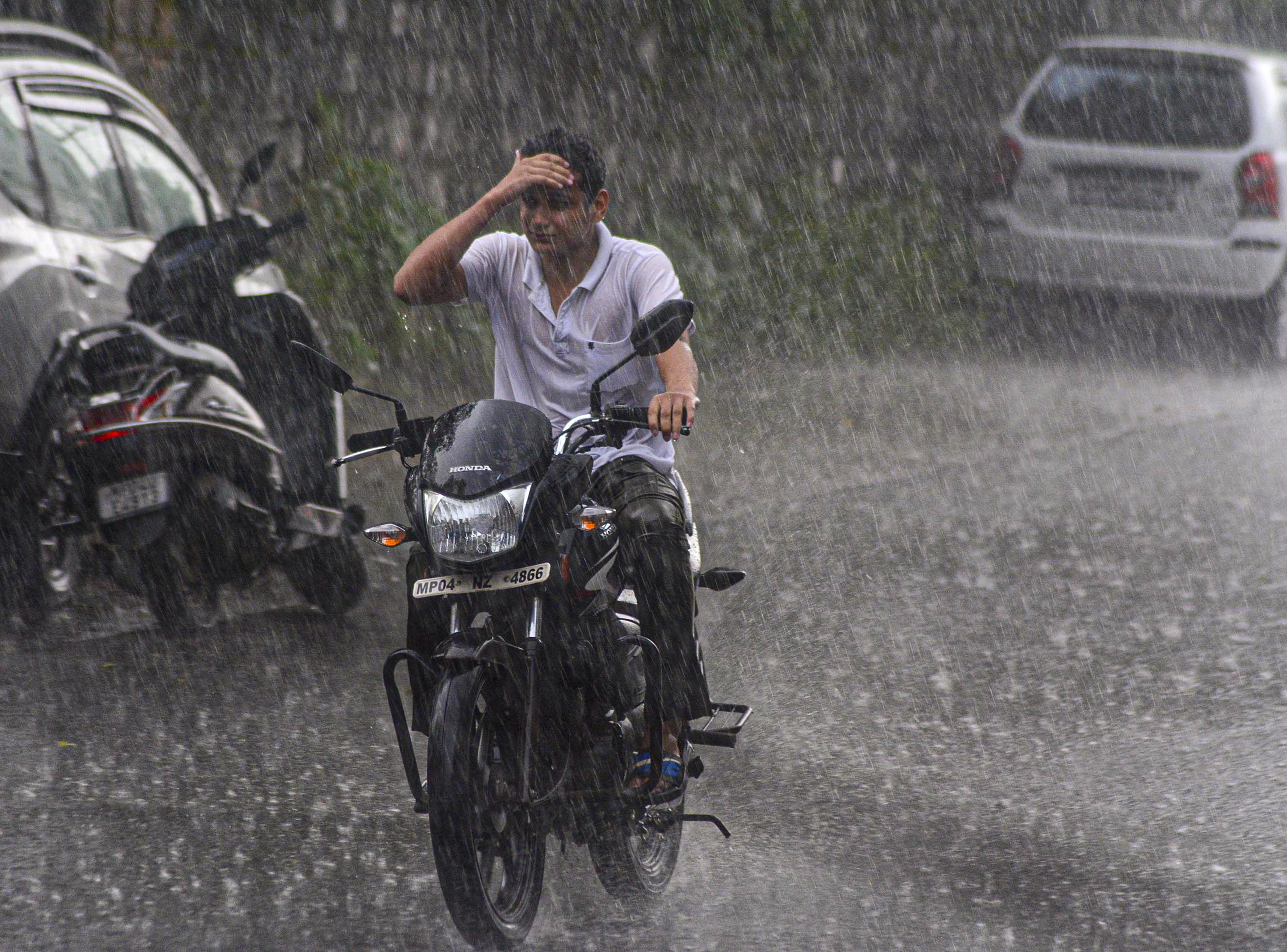 दशहरे पर भी भिगोएगी बारिश, घने बादलों ने दिल्ली, नोएडा को घेरा, जानें अगले 3 दिन मौसम का हाल