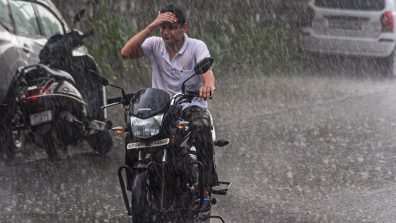 दशहरे पर भी भिगोएगी बारिश, घने बादलों ने दिल्ली, नोएडा को घेरा, जानें अगले 3 दिन मौसम का हाल