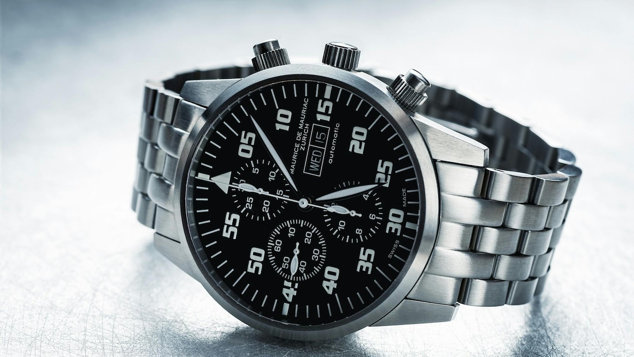 How to choose the best men's waterproof analogue watch under ₹2000?