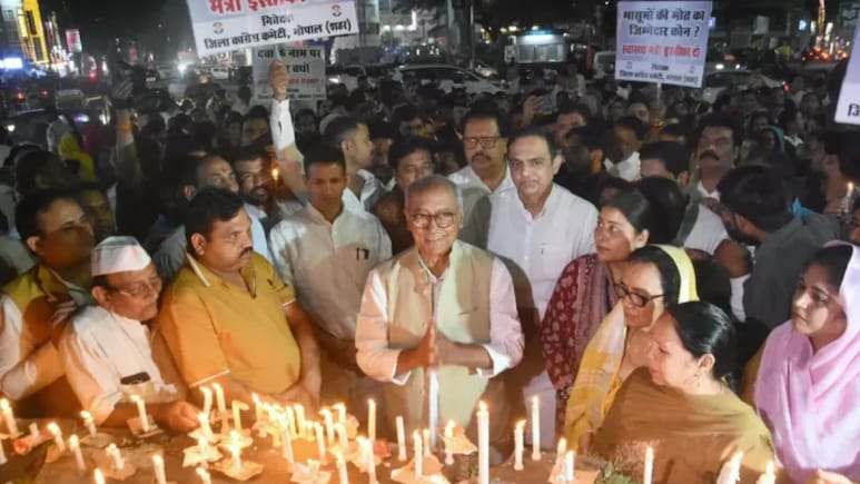 सिरप कांड: कैंडल मार्च में दिग्विजय की हंसी पर घमासान, BJP ने कांग्रेस को घेरा, फिर मोदी-ट्रंप तक पहुंची बात