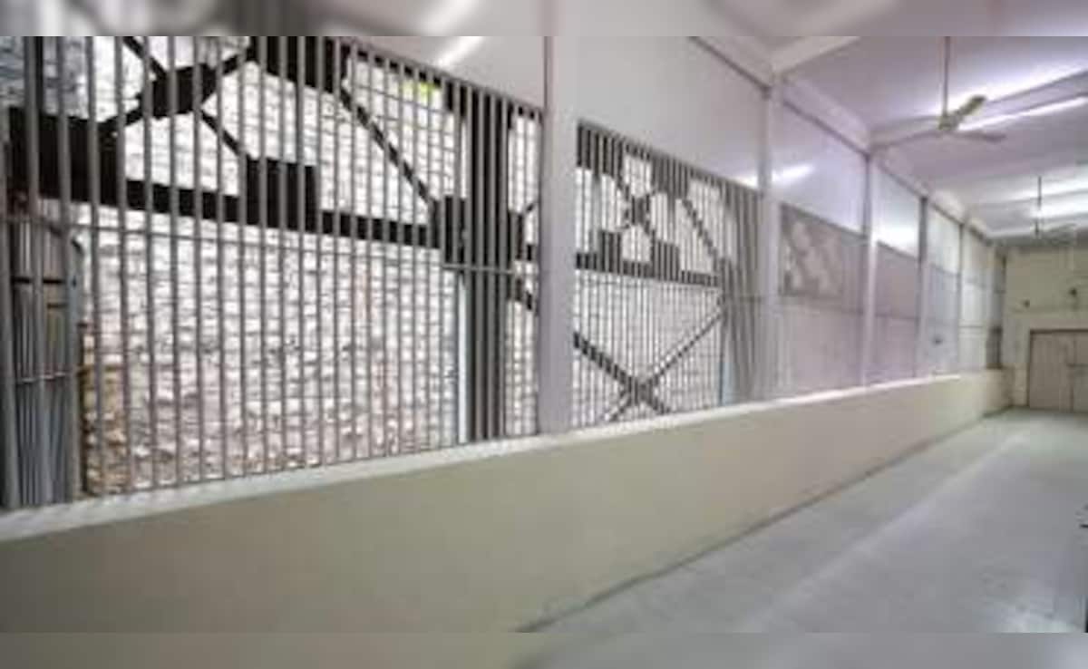 सेल की तरफ से जाने वाले कॉरीडोर पर 24 घंटे सुरक्षा और किसी इमरजेंसी के लिए पुलिसकर्मी तैनात रहते हैं. सेल की तरफ से जाने वाले कॉरीडोर पर 24 घंटे सुरक्षा और किसी इमरजेंसी के लिए पुलिसकर्मी तैनात रहते हैं.