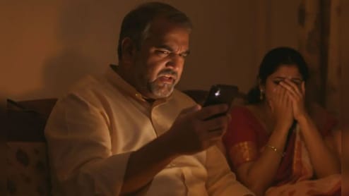 गर्लफ्रेंड की फोटो देखते ही पापा का चढ़ गया पारा, फूट-फूटकर रोने लगी मां, बेटे के गाल पर जड़ा जोरदार थप्पड़