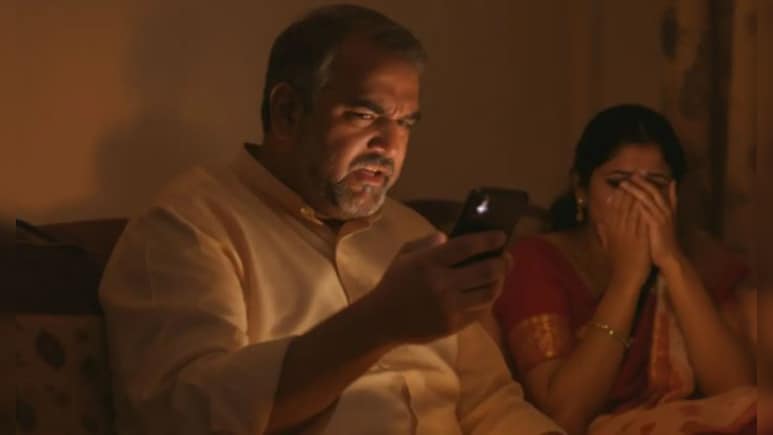 गर्लफ्रेंड की फोटो देखते ही पापा का चढ़ गया पारा, फूट-फूटकर रोने लगी मां, बेटे के गाल पर जड़ा जोरदार थप्पड़