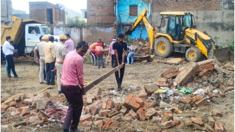 राजस्थान हाई कोर्ट के आदेश पर भरतपुर में बुलडोजर एक्शन, 25 साल बाद 15 करोड़ की जमीन पर वापस मिला कब्जा राजस्थान हाई कोर्ट के आदेश पर भरतपुर में बुलडोजर एक्शन, 25 साल बाद 15 करोड़ की जमीन पर वापस मिला कब्जा