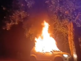 Bilaspur Road Accident: बिलासपुर में सड़क हादसे के बाद कार बनी आग का गोला, दो युवकों ने सूझबूझ से बचाई अपनी जान Bilaspur Road Accident: बिलासपुर में सड़क हादसे के बाद कार बनी आग का गोला, दो युवकों ने सूझबूझ से बचाई अपनी जान