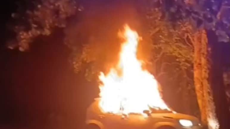 Bilaspur Road Accident: बिलासपुर में सड़क हादसे के बाद कार बनी आग का गोला, दो युवकों ने सूझबूझ से बचाई अपनी जान Bilaspur Road Accident: बिलासपुर में सड़क हादसे के बाद कार बनी आग का गोला, दो युवकों ने सूझबूझ से बचाई अपनी जान