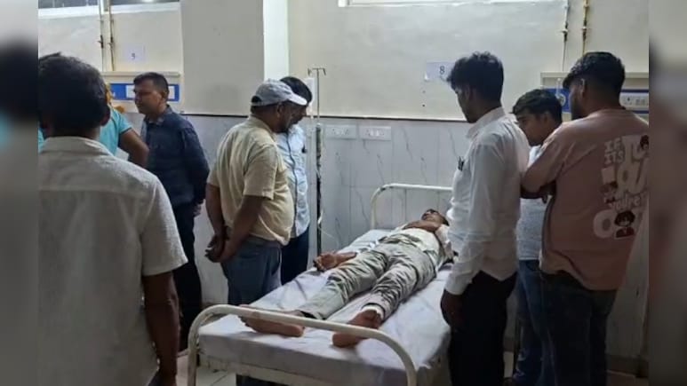 धौलपुर में डिस्कॉम फीडर पर ग्रामीणों ने किया हमला, दो कर्मचारी गंभीर घायल, मीटर बदलने विवाद धौलपुर में डिस्कॉम फीडर पर ग्रामीणों ने किया हमला, दो कर्मचारी गंभीर घायल, मीटर बदलने विवाद