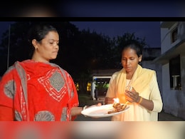 आत्मसमर्पित नक्सलियों ने पहली बार मनाई दीवाली, पहले की खरीदारी फिर लक्ष्मी पूजा कर खूब की आतिशबाजी आत्मसमर्पित नक्सलियों ने पहली बार मनाई दीवाली, पहले की खरीदारी फिर लक्ष्मी पूजा कर खूब की आतिशबाजी