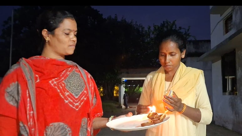 आत्मसमर्पित नक्सलियों ने पहली बार मनाई दीवाली, पहले की खरीदारी फिर लक्ष्मी पूजा कर खूब की आतिशबाजी आत्मसमर्पित नक्सलियों ने पहली बार मनाई दीवाली, पहले की खरीदारी फिर लक्ष्मी पूजा कर खूब की आतिशबाजी