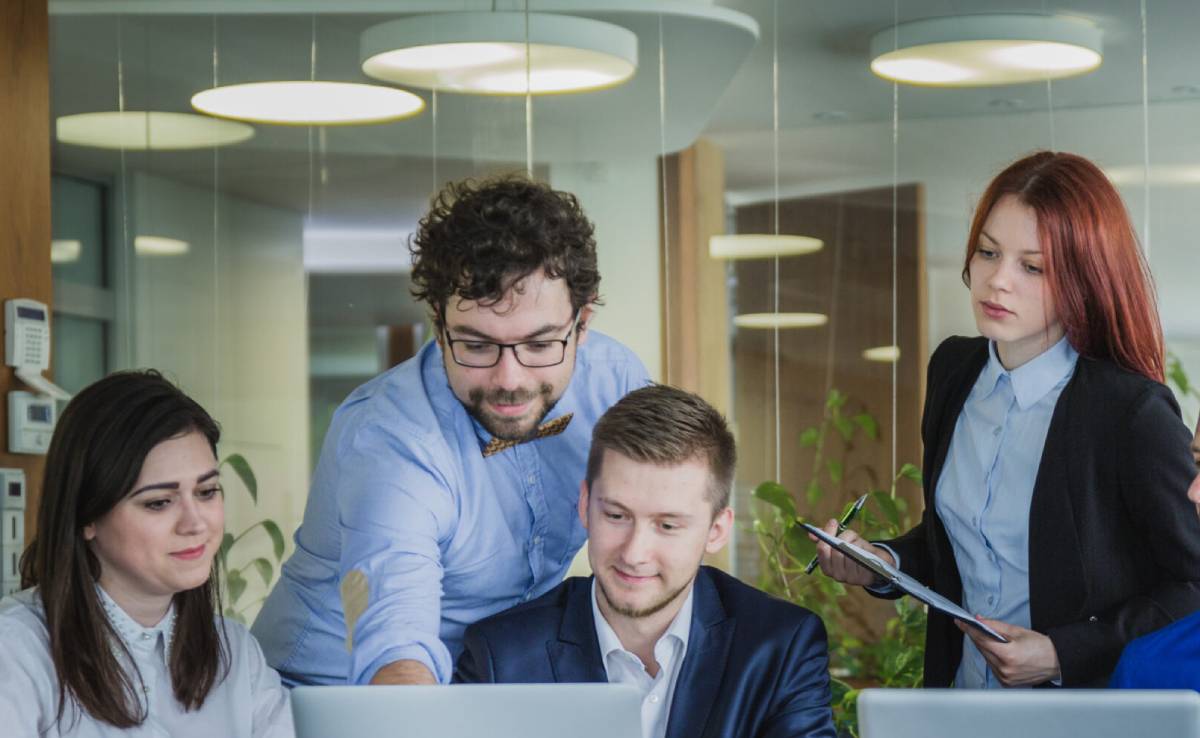 बेंगलुरु के CEO ने छेड़ दी वर्किंग आवर्स की बहस, जानें किस देश में सबसे कम घंटे काम करते हैं लोग