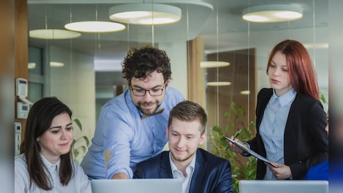 बेंगलुरु के CEO ने छेड़ दी वर्किंग आवर्स की बहस, जानें किस देश में सबसे कम घंटे काम करते हैं लोग