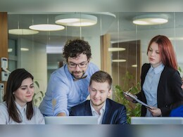 बेंगलुरु के CEO ने छेड़ दी वर्किंग आवर्स की बहस, जानें किस देश में सबसे कम घंटे काम करते हैं लोग बेंगलुरु के CEO ने छेड़ दी वर्किंग आवर्स की बहस, जानें किस देश में सबसे कम घंटे काम करते हैं लोग