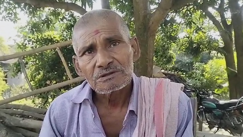 रंजन पाठक के बारे में बताते उसके गांव के अजीत कुमार सिंह. रंजन पाठक के बारे में बताते उसके गांव के अजीत कुमार सिंह.