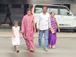 पुलिस की बर्बरता! शिकायतकर्ताओं की थाने में की पिटाई; न्याय के लिए रातभर एसपी बंगले के बाहर बैठा रहा परिवार पुलिस की बर्बरता! शिकायतकर्ताओं की थाने में की पिटाई; न्याय के लिए रातभर एसपी बंगले के बाहर बैठा रहा परिवार