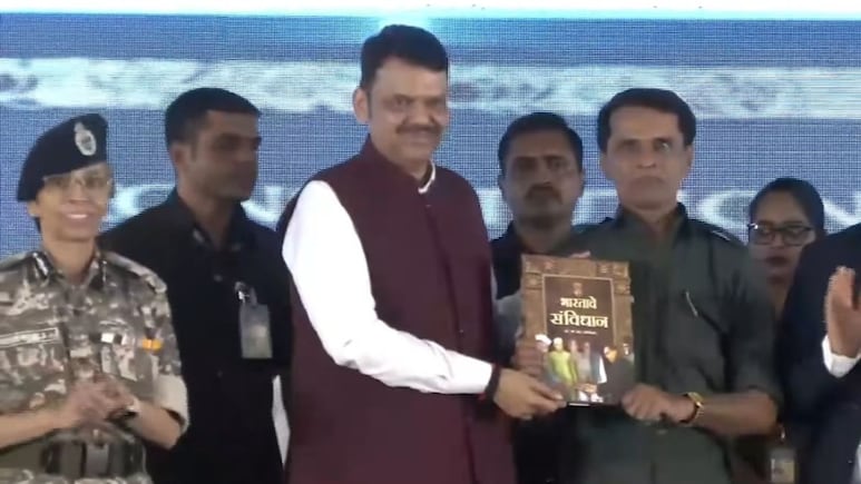 Gadchiroli News: नक्षल्यांचा म्होरक्या भूपतीचं समर्पण PM मोदी- शाहांच्या रणनीतीचं यश: देवेंद्र फडणवीस Gadchiroli News: नक्षल्यांचा म्होरक्या भूपतीचं समर्पण PM मोदी- शाहांच्या रणनीतीचं यश: देवेंद्र फडणवीस