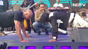 Rahul Shaw, Qazi Touqeer Share Fun Push-Up Moment At NDTV Good Times Concert Rahul Shaw, Qazi Touqeer Share Fun Push-Up Moment At NDTV Good Times Concert