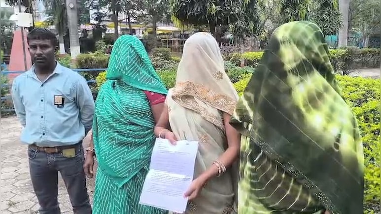 दबंग की गुंडागर्दी! महिलाओं से छेड़छाड़ पर भी नहीं हुई कार्रवाई, परिजनों ने थानेदार पर मिलीभगत के लगाए आरोप दबंग की गुंडागर्दी! महिलाओं से छेड़छाड़ पर भी नहीं हुई कार्रवाई, परिजनों ने थानेदार पर मिलीभगत के लगाए आरोप