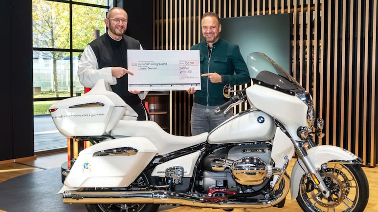 BMW R18 Motorcycle Signed By Pope Leo Sold For Rs 1.32 Crore BMW R18 Motorcycle Signed By Pope Leo Sold For Rs 1.32 Crore