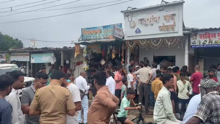 CCTV Video: पालघरमध्ये खळबळ! ज्वेलर्सवर गोळीबार, बंदूक खाली पडली तरीही सोनं चोरलं, मनी हाईस्टचा खतरनाक प्रकार CCTV Video: पालघरमध्ये खळबळ! ज्वेलर्सवर गोळीबार, बंदूक खाली पडली तरीही सोनं चोरलं, मनी हाईस्टचा खतरनाक प्रकार