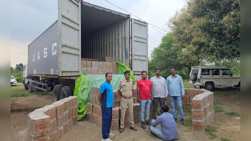 मंदसौर पुलिस ने एक करोड़ रुपए की अवैध शराब पकड़ी, चालक ने कंटेनर में बताए थे चावल