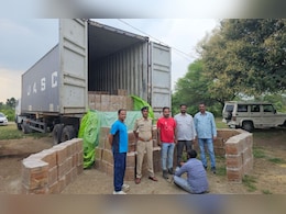 मंदसौर पुलिस ने एक करोड़ रुपए की अवैध शराब पकड़ी, चालक ने कंटेनर में बताए थे चावल मंदसौर पुलिस ने एक करोड़ रुपए की अवैध शराब पकड़ी, चालक ने कंटेनर में बताए थे चावल