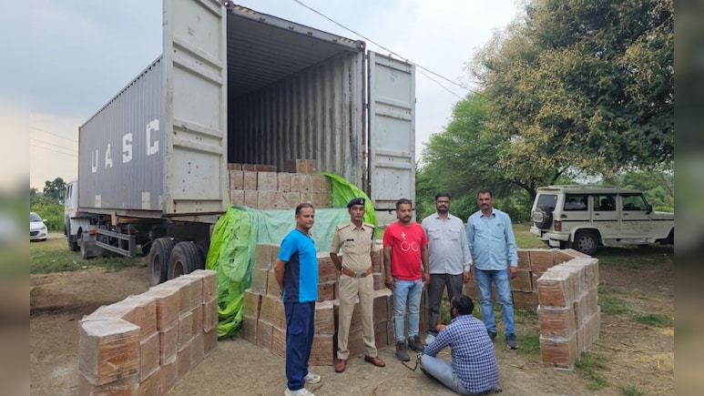 मंदसौर पुलिस ने एक करोड़ रुपए की अवैध शराब पकड़ी, चालक ने कंटेनर में बताए थे चावल मंदसौर पुलिस ने एक करोड़ रुपए की अवैध शराब पकड़ी, चालक ने कंटेनर में बताए थे चावल