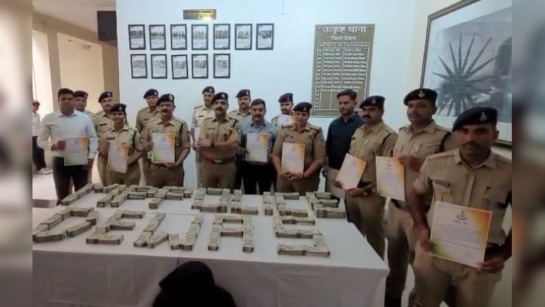 ₹1.25 करोड़ की चोरी का 24 घंटे में खुलासा! पुलिस ने बरामद की पूरी रकम, आरोपी धार से गिरफ्तार ₹1.25 करोड़ की चोरी का 24 घंटे में खुलासा! पुलिस ने बरामद की पूरी रकम, आरोपी धार से गिरफ्तार