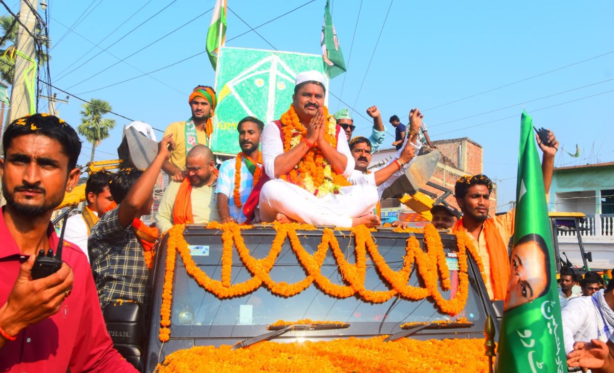सिर पर मुस्लिम टोपी, माथे पर टीका... 'आई लव मोहम्मद' और 'जय श्री राम' के नारे बीच नामांकन करने वाले कौन हैं ये