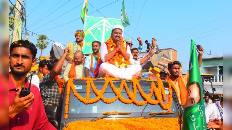 सिर पर मुस्लिम टोपी, माथे पर टीका... 'आई लव मोहम्मद' और 'जय श्री राम' के नारे बीच नामांकन करने वाले कौन हैं ये सिर पर मुस्लिम टोपी, माथे पर टीका... 'आई लव मोहम्मद' और 'जय श्री राम' के नारे बीच नामांकन करने वाले कौन हैं ये