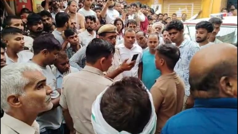 Rajasthan: ज्वेलर्स को कट्टा दिखाकर धमका रहे थे बदमाश, हिम्मत दिखाकर व्यापारियों ने दबोचा और जमकर कर दी पिटाई Rajasthan: ज्वेलर्स को कट्टा दिखाकर धमका रहे थे बदमाश, हिम्मत दिखाकर व्यापारियों ने दबोचा और जमकर कर दी पिटाई